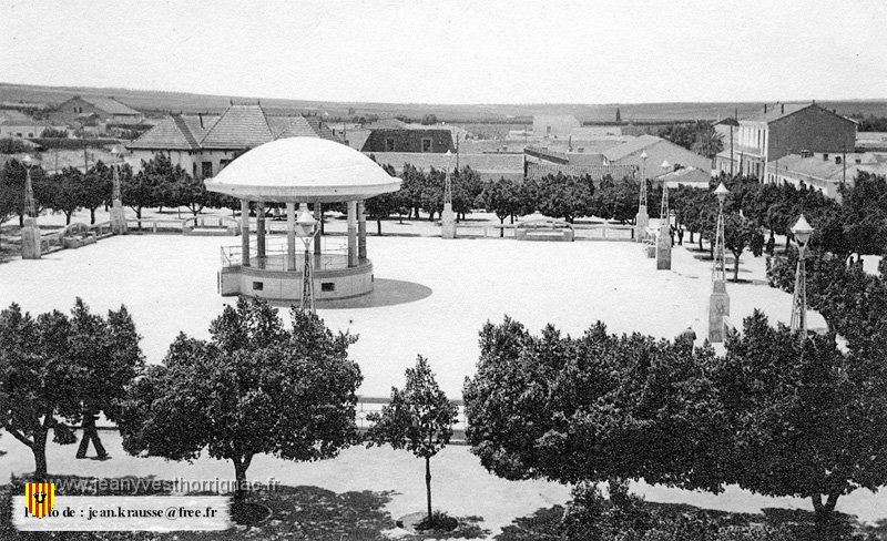 05 1938 Ain El Arba copie.jpg - La place avec son kiosque à musique - 1938. (photo Jean Krausse)